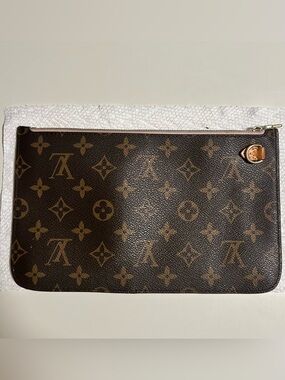 Read description Louis Vuitton rose ballerine monogram wristlet